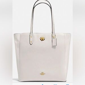 Coach TOWN TOTE IN PEBBLE LEATHER
STYLE # F12184
Off white/imitation gold